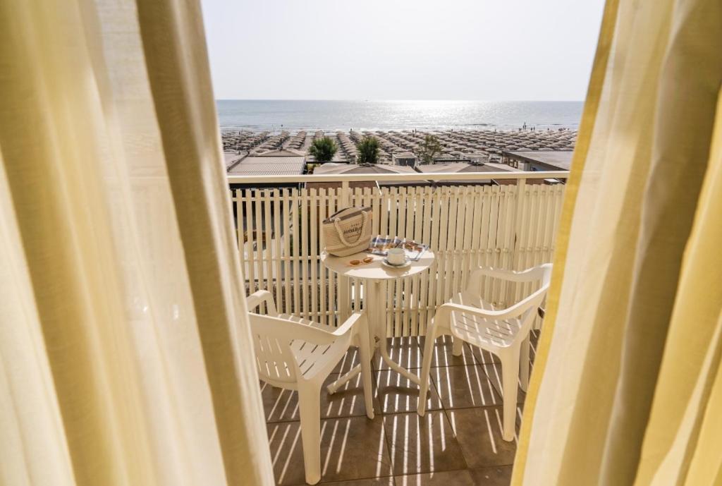 Hotel Byron Milano Marittima Kültér fotó