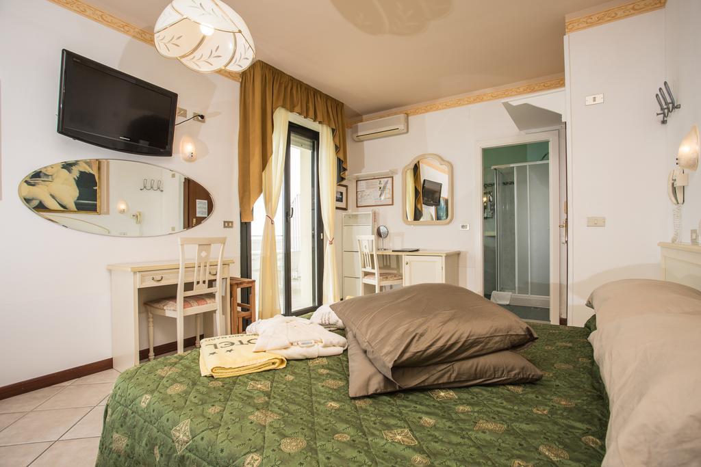 Hotel Byron Milano Marittima Kültér fotó