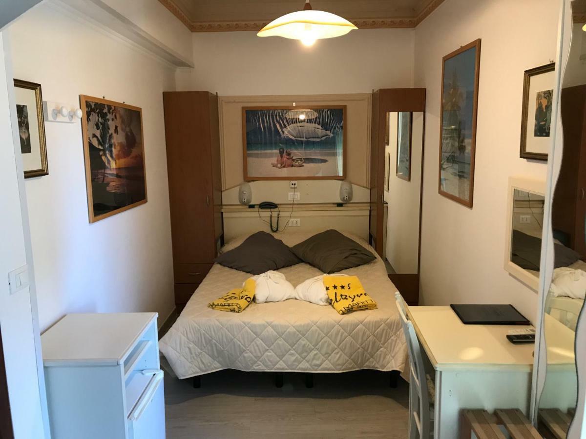 Hotel Byron Milano Marittima Kültér fotó