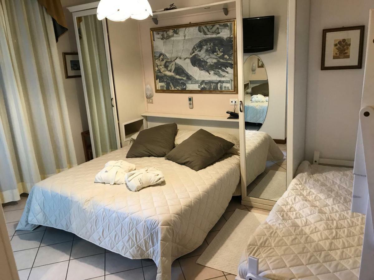 Hotel Byron Milano Marittima Kültér fotó